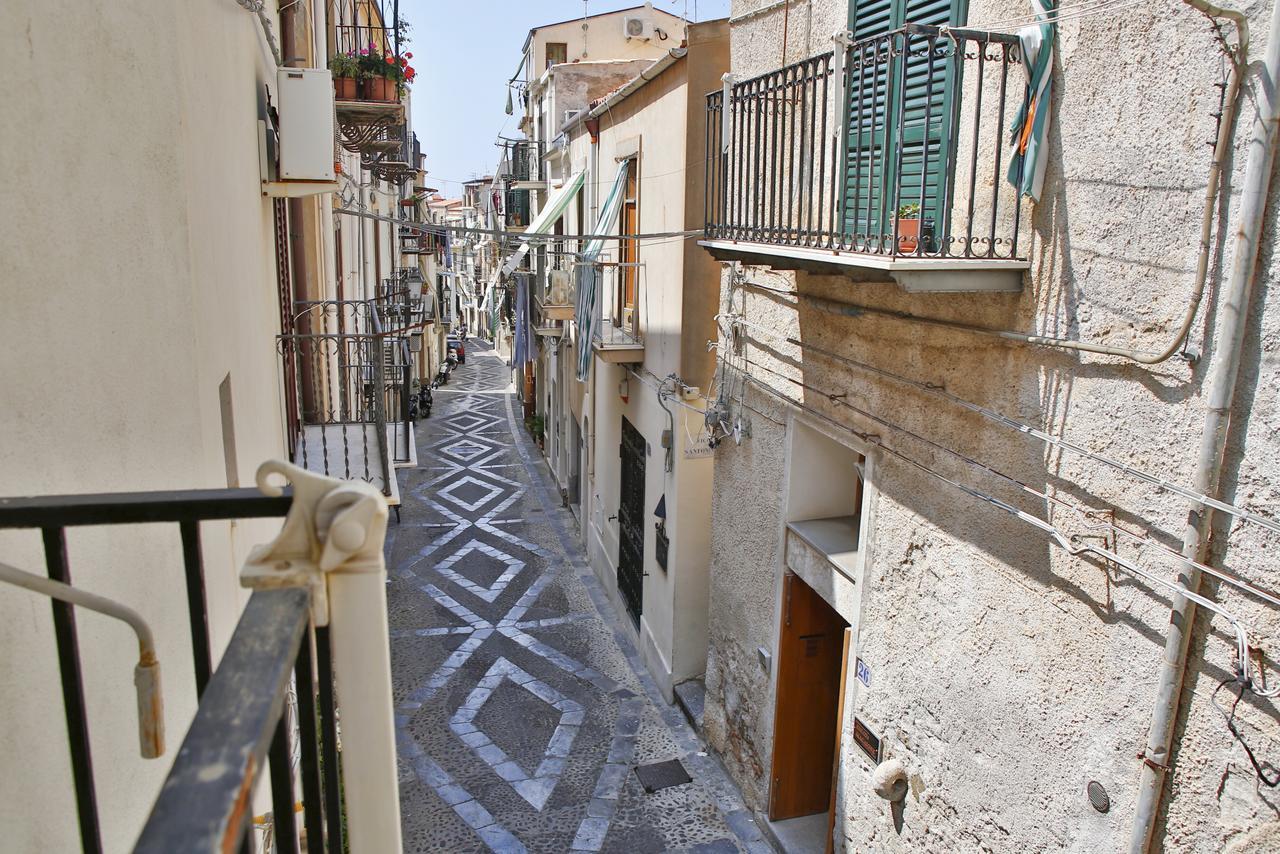 Palazzo Melnis Bed & Breakfast Cefalu Bagian luar foto